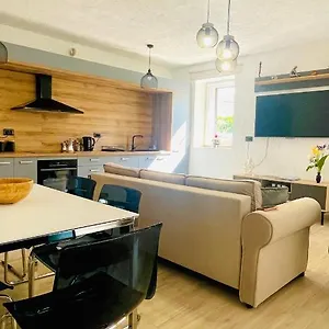  Apartman Modern With Fireplace & Stylish Kitchen